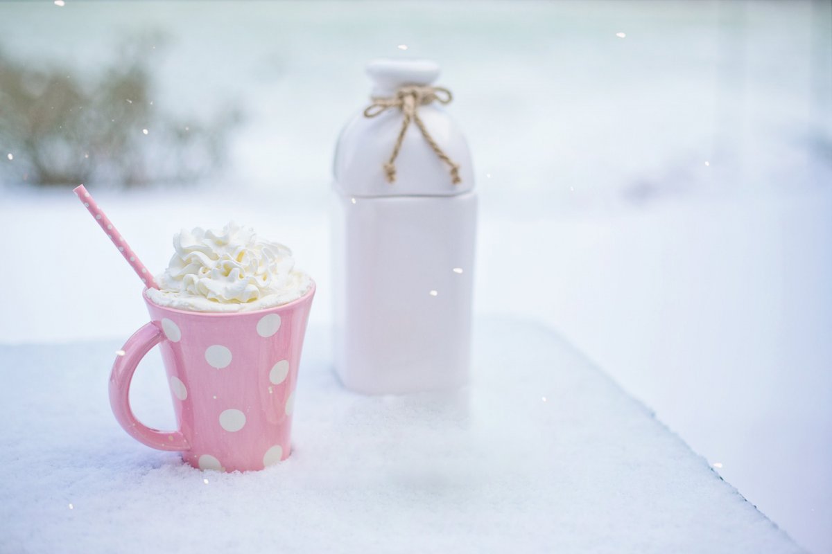 Foto een beker chocolademelk
