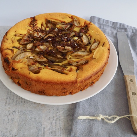Glutenvrij maisbrood met ui, peer en rozemarijn