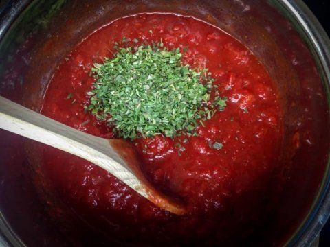 Foto glutenvrije tomatensaus voor de pizza