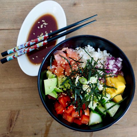 Glutenvrije Poké Bowl met gerookte zalm