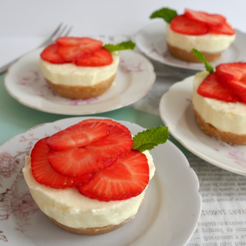 Kleine glutenvrije aardbeien gebakjes