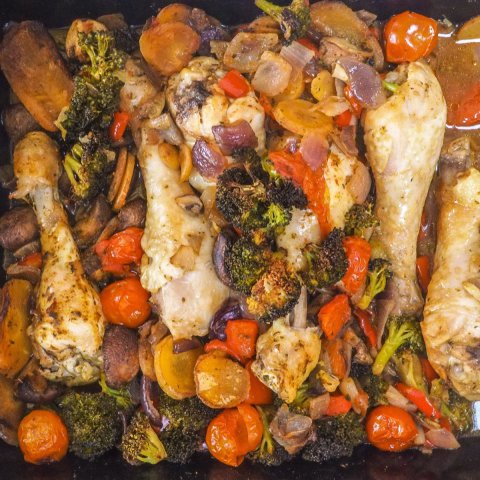 Makkelijke ovenschotel met veel groenten en kippenpoten Foto van een ovenschotel met veel groenten en kippenpoten