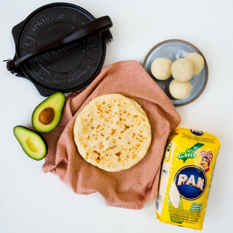 Tortilla's (glutenvrij) met mais meel van P.A.N. en een tortilla pers van Victoria Tortilla's (glutenvrij) met mais meel van P.A.N. en een tortilla pers van Victoria