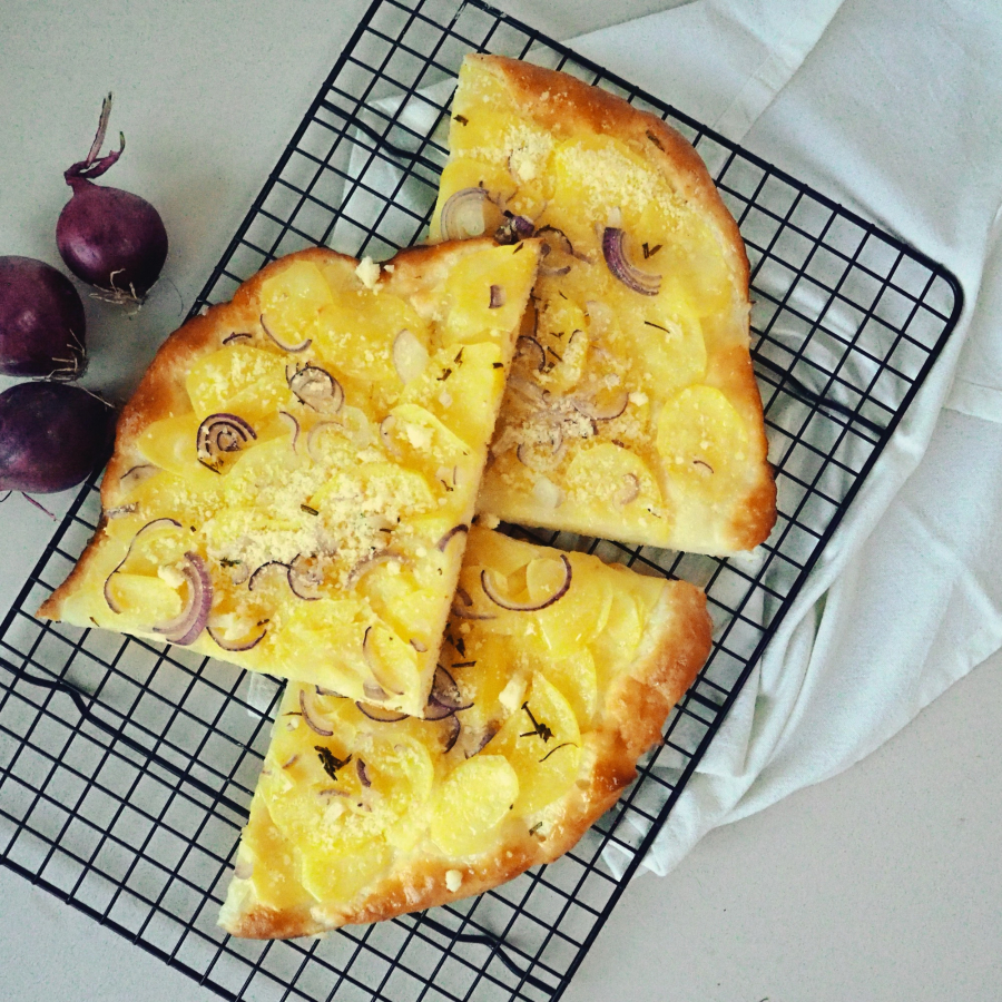 Glutenvrije plaatpizza met aardappel en rode ui